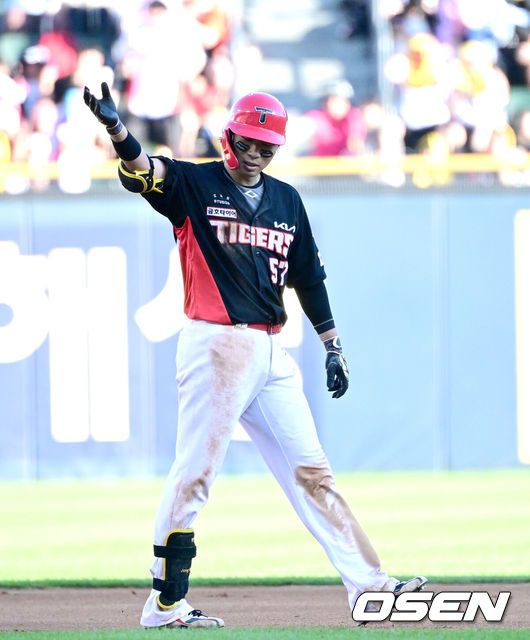 [OSEN=잠실, 최규한 기자] 29일 서울 잠실야구장에서 ‘2025 신한 SOL Bank KBO리그’ LG 트윈스와 KIA 타이거즈의 경기가 열렸다.홈팀 LG는 요니 치리노스, 방문팀 KIA는 윤영철을 선발로 내세웠다. 6회초 무사 1루 상황 KIA 고종욱이 동점 1타점 좌중간 2루타를 날리고 2루에 안착해 기뻐하고 있다. 2025.06.29 / dreamer@osen.co.kr