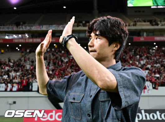 [OSEN=서울월드컵경기장, 김성락 기자] 기성용 이적 사가'로 인해 관심이 집중된 FC 서울과 포항 스틸러스의 맞대결은 서울의 완승으로 끝났다.서울은 29일 서울월드컵경기장에서 열린 하나은행 K리그 1 2025 21라운드 포항 스틸러스와 맞대결서 4-1로 승리했다. 경기 종료 후 포항 기성용이 관중에게 인사하고 있다. 2025.06.29 / ksl0919@osen.co.kr