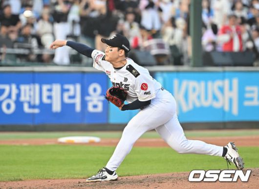 [OSEN=부산, 이석우 기자] 29일 부산 사직야구장에서 2025 신한 SOL 뱅크 KBO 리그 롯데 자이언츠와 KT 위즈의 경기가 열렸다. 홈팀 롯데는 박세웅이, 방문팀 KT는 쿠에바스가 선발 출전했다.롯데 자이언츠 최준용이 역투하고 있다. 2025.06.29 / foto0307@osen.co.kr