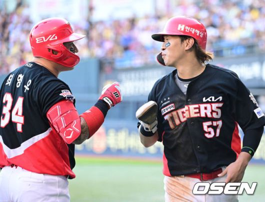 [OSEN=잠실, 최규한 기자] 29일 서울 잠실야구장에서 ‘2025 신한 SOL Bank KBO리그’ LG 트윈스와 KIA 타이거즈의 경기가 열렸다.홈팀 LG는 요니 치리노스, 방문팀 KIA는 윤영철을 선발로 내세웠다. 6회초 1사 3루 상황 KIA 위즈덤의 역전 1타점 적시타 때 홈을 밟은 고종욱이 최형우와 기뻐하고 있다. 2025.06.29 / dreamer@osen.co.kr