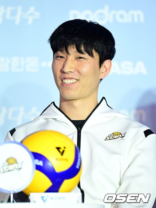 [OSEN=최규한 기자] 21일 오후 서울 청담동 리베라호텔에서 ‘도드람 2024-25 V리그’ 포스트시즌 미디어데이가 열렸다.이번 미디어데이에는 정규리그 1위로 챔피언결정전에 직행한 현대캐피탈과 흥국생명을 비롯해 플레이오프에서 맞붙는 대한항공과 KB손해보험(남자부), 정관장과 현대건설(여자부) 감독 및 대표선수가 나와 각오를 전한다. KB손해보험 황택의가 출사표를 던진 뒤 미소짓고 있다. 2025.03.21 / dreamer@osen.co.kr