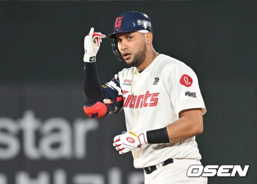 [OSEN=부산, 이석우 기자] 1일 부산 사직야구장에서 2025 신한 SOL 뱅크 KBO 리그 롯데 자이언츠와 LG 트윈스의 경기가 열렸다. 홈팀 롯데는 데이비슨이, 방문팀 LG는 에르난데스가 선발 출전했다.롯데 자이언츠 레이예스가 8회말 2사 2루 1타점 적시 2루타를 치고 세리머니를 하고 있다. 2025.07.01 / foto0307@osen.co.kr