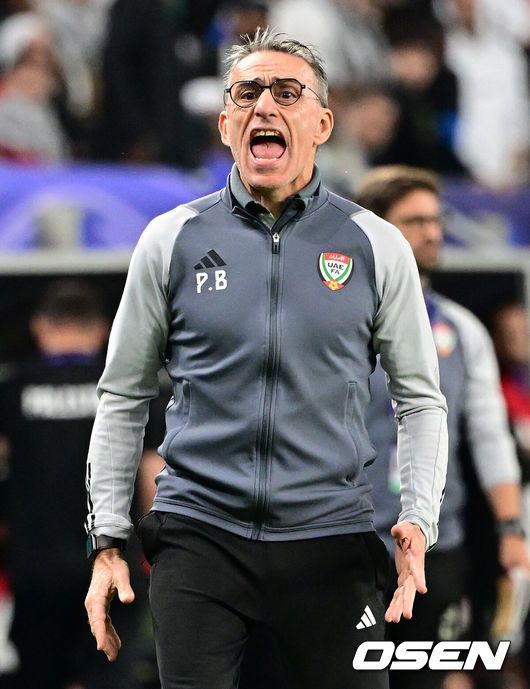 [OSEN=알 와크라(카타르), 지형준 기자] 파울루 벤투 감독이 16강 진출을 확정짓지 못했다. 눈을 의심케 하는 자책골과 퇴장 변수가 발목을 잡았다.벤투 감독이 지휘하는 아랍에미리트(UAE)는 19일 오전 2시 30분(이하 한국시간) 카타르 알와크라 알자누브 스타디움에서 열린 2023 아시아축구연맹(AFC) 카타르 아시안컵 C조 조별리그 2차전에서 팔레스타인과 1-1로 비겼다.후반 아랍에미리트 파울루 벤투 감독이 부심에 거칠게 항의하며 퇴장을 당하고 있다. 2024.01.19 / jpnews.osen.co.kr