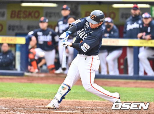 [OSEN=대구, 이석우 기자] 한화 문현빈이 8회초 2사 우중월 솔로 홈런을 치고 있다. 2025.04.05 / foto0307@osen.co.kr