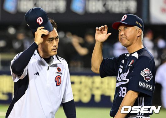 [OSEN=잠실, 지형준 기자] 프로야구 두산 베어스가LG 트윈스에 재역전 승리를 거뒀다.두산은21일 서울 잠실구장에서 열린 2025 KBO리그 LG와 경기에서 6-5로 승리했다.케이브가 2타점을 기록했고, 오명진이 결승타를 때렸다.경기를 마치고 두산 조성환 감독대행, 고토 코치가 팬들에게 인사를 하고 있다. 2025.06.21