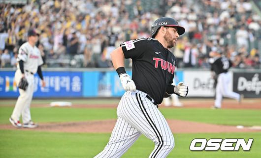 [OSEN=부산, 이석우 기자] 1일 부산 사직야구장에서 2025 신한 SOL 뱅크 KBO 리그 롯데 자이언츠와 LG 트윈스의 경기가 열렸다. 홈팀 롯데는 데이비슨이, 방문팀 LG는 에르난데스가 선발 출전했다.LG 트윈스 오스틴이 3회초 1사 2루 좌월 2점 홈런을 치고 그라운드를 돌고 있다. 2025.07.01 / foto0307@osen.co.kr