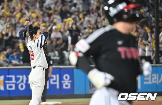 [OSEN=부산, 이석우 기자] 1일 부산 사직야구장에서 2025 신한 SOL 뱅크 KBO 리그 롯데 자이언츠와 LG 트윈스의 경기가 열렸다. 홈팀 롯데는 데이비슨이, 방문팀 LG는 에르난데스가 선발 출전했다.롯데 자이언츠 홍민기가 7회초 1사 3루 LG 트윈스 김현수에게 1타점 안타를 맞고 아쉬워하고 있다. 2025.07.01 / foto0307@osen.co.kr
