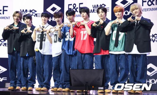 [OSEN=조은정 기자]그룹 아홉(AHOF) 첫 번째 미니앨범 'WHO WE ARE(후 위 아)' 발매 및 데뷔 쇼케이스가 1일 서울 광진구 예스24 라이브홀에서 열렸다.아홉(AHOF·스티븐, 서정우, 차웅기, 장슈아이보, 박한, 제이엘, 박주원, 즈언, 다이스케)의 'WHO WE ARE’는 완전함에 도달하기 전, 팀의 색과 정체성을 찾아가는 여정이 담겨있다. 타이틀곡 '그곳에서 다시 만나기로 해 (Rendezvous)'는 기타와 드럼이 만드는 몽환적인 사운드 위로 복잡한 감정을 투영한 밴드 트랙이다.아홉이 포즈를 취하고 있다. 2025.07.01 /cej@osen.co.kr