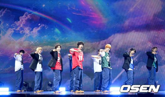 [OSEN=조은정 기자]그룹 아홉(AHOF) 첫 번째 미니앨범 'WHO WE ARE(후 위 아)' 발매 및 데뷔 쇼케이스가 1일 서울 광진구 예스24 라이브홀에서 열렸다.아홉(AHOF·스티븐, 서정우, 차웅기, 장슈아이보, 박한, 제이엘, 박주원, 즈언, 다이스케)의 'WHO WE ARE’는 완전함에 도달하기 전, 팀의 색과 정체성을 찾아가는 여정이 담겨있다. 타이틀곡 '그곳에서 다시 만나기로 해 (Rendezvous)'는 기타와 드럼이 만드는 몽환적인 사운드 위로 복잡한 감정을 투영한 밴드 트랙이다.아홉이 멋진 무대를 선보이고 있다. 2025.07.01 /cej@osen.co.kr
