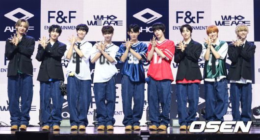 [OSEN=조은정 기자]그룹 아홉(AHOF) 첫 번째 미니앨범 'WHO WE ARE(후 위 아)' 발매 및 데뷔 쇼케이스가 1일 서울 광진구 예스24 라이브홀에서 열렸다.아홉(AHOF·스티븐, 서정우, 차웅기, 장슈아이보, 박한, 제이엘, 박주원, 즈언, 다이스케)의 'WHO WE ARE’는 완전함에 도달하기 전, 팀의 색과 정체성을 찾아가는 여정이 담겨있다. 타이틀곡 '그곳에서 다시 만나기로 해 (Rendezvous)'는 기타와 드럼이 만드는 몽환적인 사운드 위로 복잡한 감정을 투영한 밴드 트랙이다.아홉이 포즈를 취하고 있다. 2025.07.01 /cej@osen.co.kr