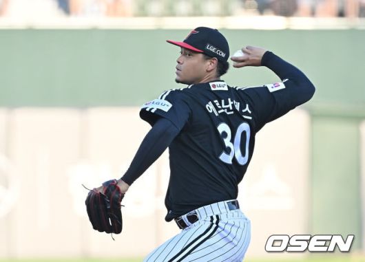 [OSEN=부산, 이석우 기자] 1일 부산 사직야구장에서 2025 신한 SOL 뱅크 KBO 리그 롯데 자이언츠와 LG 트윈스의 경기가 열렸다. 홈팀 롯데는 데이비슨이, 방문팀 LG는 에르난데스가 선발 출전했다.LG 트윈스 선발 투수 에르난데스가 역투하고 있다. 2025.07.01 / foto0307@osen.co.kr