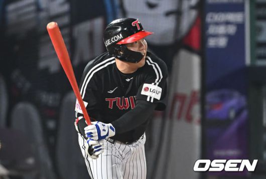 [OSEN=부산, 이석우 기자] 1일 부산 사직야구장에서 2025 신한 SOL 뱅크 KBO 리그 롯데 자이언츠와 LG 트윈스의 경기가 열렸다. 홈팀 롯데는 데이비슨이, 방문팀 LG는 에르난데스가 선발 출전했다.LG 트윈스 김현수가 7회초 1사 3루 중견수 앞 1타점 안타를 치고 있다. 2025.07.01 / foto0307@osen.co.kr