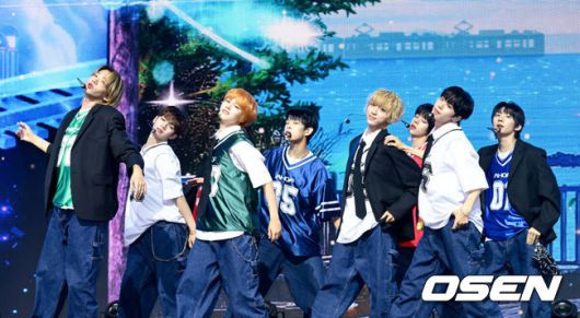 [OSEN=조은정 기자]그룹 아홉(AHOF) 첫 번째 미니앨범 'WHO WE ARE(후 위 아)' 발매 및 데뷔 쇼케이스가 1일 서울 광진구 예스24 라이브홀에서 열렸다.아홉(AHOF·스티븐, 서정우, 차웅기, 장슈아이보, 박한, 제이엘, 박주원, 즈언, 다이스케)의 'WHO WE ARE’는 완전함에 도달하기 전, 팀의 색과 정체성을 찾아가는 여정이 담겨있다. 타이틀곡 '그곳에서 다시 만나기로 해 (Rendezvous)'는 기타와 드럼이 만드는 몽환적인 사운드 위로 복잡한 감정을 투영한 밴드 트랙이다.아홉이 멋진 무대를 선보이고 있다. 2025.07.01 /cej@osen.co.kr