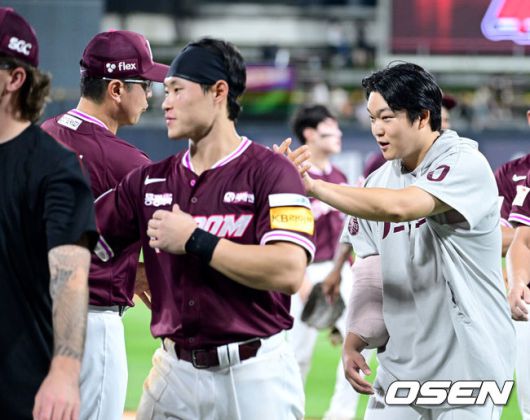 [OSEN=수원, 최규한 기자] 프로야구 키움 히어로즈가 4연승을 질주했다.키움은 1일 수원 KT위즈파크에서 열린 ‘2025 신한은행 SOL Bank KBO리그’ KT 위즈와의 경기에서 7-3으로 승리했다. 이날 승리로 키움은 4연승을 내달렸다.선발투수 박주성은 6이닝 3피안타(2피홈런) 1볼넷 5탈삼진 2실점 호투로 시즌 첫 승리를 따냈다. 이준우(1이닝 1실점)-원종현(1이닝 무실점)-주승우(1이닝 무실점)로 이어지는 불펜진은 팀 승리를 지켰다. 주승우는 시즌 13세이브를 기록했다.경기를 마치고 승리투수 키움 박주성과 홍원기 감독이 인사를 나누고 있다. 2025.07.01 / dreamer@osen.co.kr