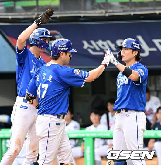 [OSEN=잠실, 지형준 기자] 1일 오후 서울 잠실구장에서 ‘2025 신한 SOL Bank KBO리그’ 두산 베어스와 삼성 라이온즈의 경기가 열렸다.두산은 최민석, 삼성은 아리엘 후라도가 선발로 나섰다.2회초 1사 1루에서 삼성 강민호가 선제 좌월 투런포를 날리며 구자욱, 류지혁과 기뻐하고 있다. 2025.07.01 /jpnews@osen.co.kr