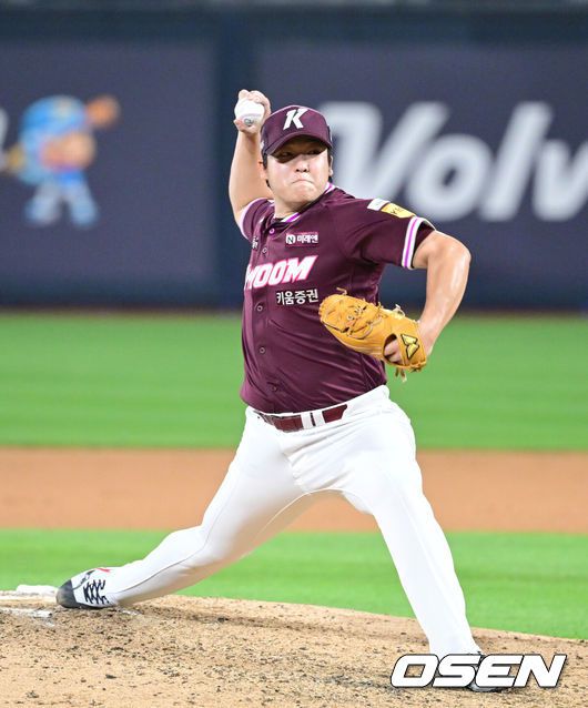 [OSEN=수원, 최규한 기자] 1일 경기도 수원 KT위즈파크에서 ‘2025 신한 SOL Bank KBO리그’ KT 위즈와 키음 히어로즈의 경기가 열렸다.홈팀 KT는 헤이수스, 방문팀 키움은 박주성을 선발로 내세웠다.6회말 키움 선발 박주성이 힘차게 공을 뿌리고 있다. 2025.07.01 / dreamer@osen.co.kr