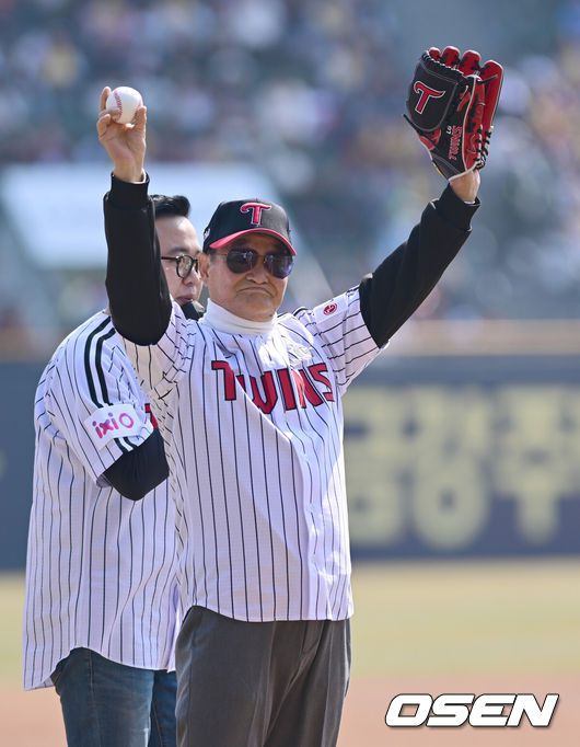 [OSEN=잠실, 김성락 기자] 22일 서울 잠실야구장에서 2025 신한 SOL Bank KBO리그 LG 트윈스와 롯데 자이언츠의 개막전이 열렸다.홈팀인 LG 트윈스는 새 외인 치리노스를 선발로, 원정팀 롯데 자이언츠는 반즈를 선발로 내세웠다.경기 시작에 앞서 시구자 전 LG 이광환 감독이 관중에게 인사를 하고 있다. 2025.03.22 / ksl0919@osen.co.kr