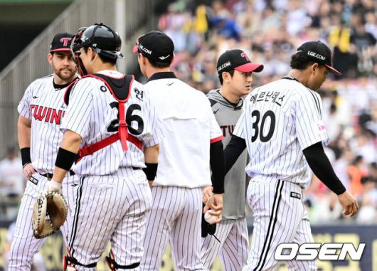 [OSEN=잠실, 지형준 기자] 21일 오후 서울 잠실구장에서 ‘2025 신한 SOL Bank KBO리그’ LG 트윈스와 두산 베어스의 경기가 열렸다.LG는 에르난데스, 두산은 곽빈이 선발로 나섰다.5회초 무사 1,2루에서 LG 에르난데스가 교체되고 있다. 2025.06.21 /jpnews@osen.co.kr