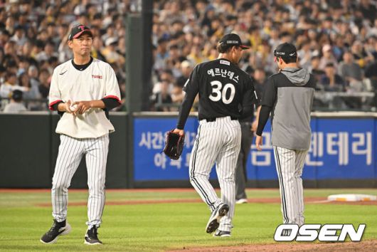 [OSEN=부산, 이석우 기자] 1일 부산 사직야구장에서 2025 신한 SOL 뱅크 KBO 리그 롯데 자이언츠와 LG 트윈스의 경기가 열렸다. 홈팀 롯데는 데이비슨이, 방문팀 LG는 에르난데스가 선발 출전했다.LG 트윈스 에르난데스가 5회말 무사 1,2루 상황에서 교체되고 있다. 2025.07.01 / foto0307@osen.co.kr