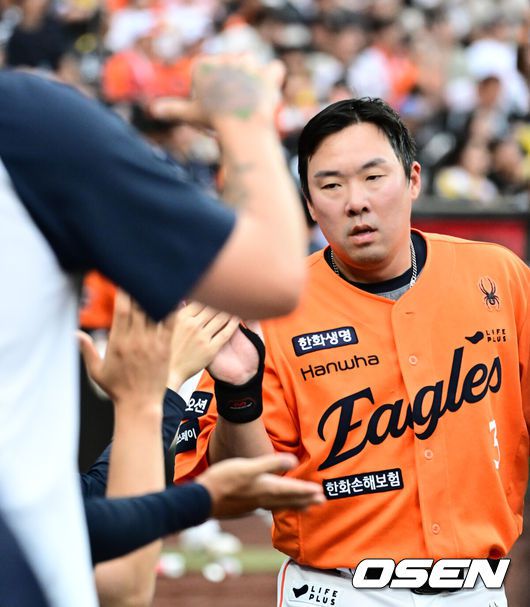 [OSEN=대전, 지형준 기자] 4회말 1사 만루에서 한화 안치홍이 이진영의 1타점 희생플라이에 득점에 성공하며 동료 선수들과 하이파이브를 하고 있다. 2025.06.15 /jpnews@osen.co.kr