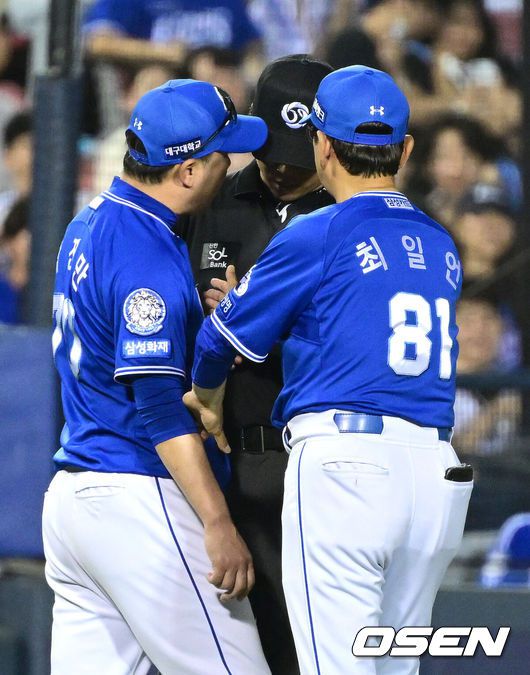 [OSEN=잠실, 최규한 기자] 2일 서울 잠실야구장에서 ‘2025 신한 SOL Bank KBO리그’ 두산 베어스와 삼성 라이온즈의 경기가 열렸다.홈팀 두산은 콜 어빈, 방문팀 삼성은 헤르손 가라비토를 선발로 내세웠다.7회말 무사 선수타자로 나선 두산 김재환의 노 스윙 판정을 두고 삼성 박진만 감독이 그라운드로 나와 김선수 3루심에게 강하게 어필하고 있다. 2025.07.02 / dreamer@osen.co.kr