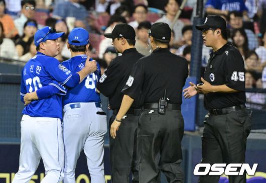 [OSEN=잠실, 최규한 기자] 2일 서울 잠실야구장에서 ‘2025 신한 SOL Bank KBO리그’ 두산 베어스와 삼성 라이온즈의 경기가 열렸다.홈팀 두산은 콜 어빈, 방문팀 삼성은 헤르손 가라비토를 선발로 내세웠다.7회말 무사 선수타자로 나선 두산 김재환의 노 스윙 판정을 두고 삼성 박진만 감독이 그라운드로 나와 김선수 3루심을 비롯한 심판진에게 강하게 어필하고 있다. 2025.07.02 / dreamer@osen.co.kr