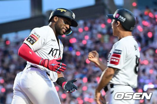 [OSEN=수원, 최규한 기자] 3일 수원 KT위즈파크에서 ‘2025 신한 SOL Bank KBO리그’ KT 위즈와 키움 히어로즈의 경기가 열렸다.홈팀 KT는 고영표, 방문팀 키움은 정현우를 선발로 내세웠다.5회말 1사 1루 상황 KT 로하스가 달아나는 좌월 투런포를 날리고 그라운드를 돌며 최만호 코치와 기뻐하고 있다. 외국인선수 통산 최다 홈런 신기록 달성. 2025.07.03 / dreamer@osen.co.kr