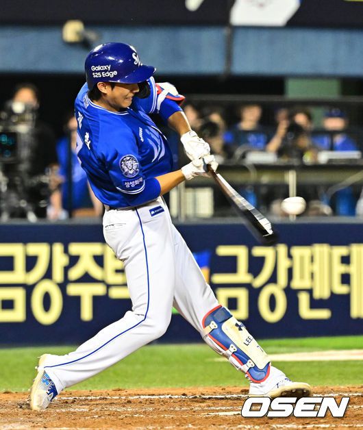 [OSEN=잠실, 지형준 기자] 3일 오후 서울 잠실구장에서 ‘2025 신한 SOL Bank KBO리그’ 두산 베어스와 삼성 라이온즈의 경기가 열렸다.두산은 곽빈, 삼성은 최원태가 선발로 나섰다.9회초 무사 만루에서 삼성 이재현이 역전 그랜드슬램을 날리고 있다. 2025.07.03 /jpnews@osen.co.kr