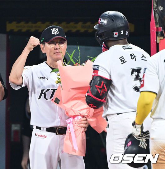 [OSEN=수원, 최규한 기자] 3일 수원 KT위즈파크에서 ‘2025 신한 SOL Bank KBO리그’ KT 위즈와 키움 히어로즈의 경기가 열렸다.홈팀 KT는 고영표, 방문팀 키움은 정현우를 선발로 내세웠다.5회말 1사 1루 상황 KT 로하스가 달아나는 좌월 투런포를 날리고 홈을 밟은 뒤 이강철 감독의 축하를 받고 있다. 외국인선수 통산 최다 홈런 신기록 달성. 2025.07.03 / dreamer@osen.co.kr