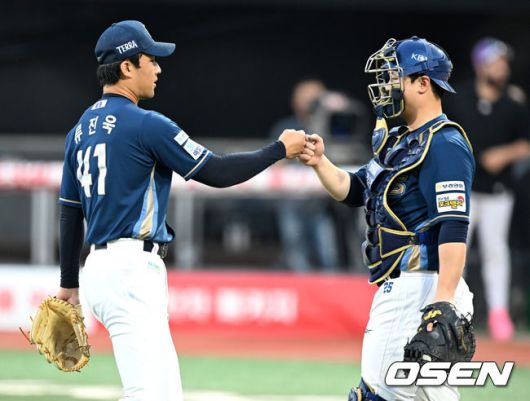 경기 종료 후 NC 류진욱과 김형준이 승리의 기쁨을 나누고 있다. /OSEN DB