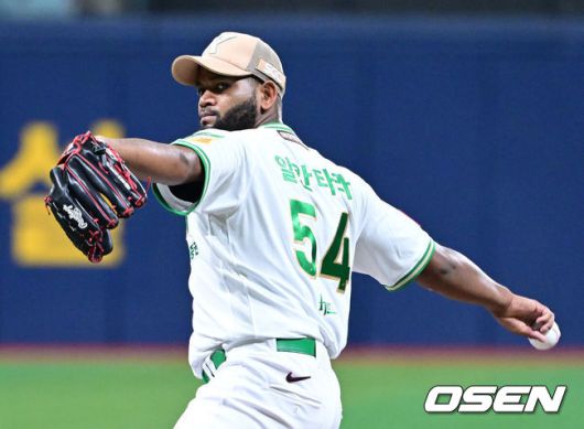 [OSEN=고척, 최규한 기자] 4일 서울 고척스카이돔에서 ‘2025 신한 SOL Bank KBO리그’ 키움 히어로즈와 한화 이글스의 경기가 열렸다.홈팀 키움은 라울 알칸타라, 방문팀 한화는 코디 폰세를 선발로 내세웠다.1회초 키움 선발 알칸타라가 힘차게 공을 뿌리고 있다. 2025.07.04 / dreamer@osen.co.kr