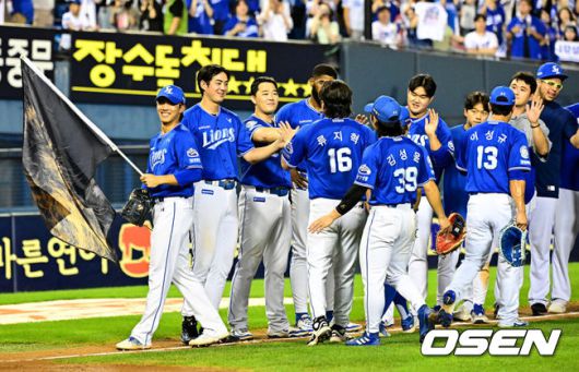 [OSEN=잠실, 지형준 기자] 삼성이 마무리 김택연이 인후통에 걸려 휴식한두산을 상대로 9회 짜릿한 역전 드라마를 썼다.프로야구 삼성 라이온즈는 3일 서울 잠실구장에서 열린 2025 신한 SOL뱅크 KBO리그 두산 베어스와의 시즌 12차전에서 6-4대역전승을 거뒀다.삼성은 전날 패배를 설욕하며 주중 3연전을 위닝시리즈로 장식했다. 시즌 41승 1무 40패. 반면 연승에 실패한 두산은 32승 3무 47패가 됐다.경기를 마치고 삼성 선수들이 승리를 기뻐하고 있다. 2025.07.03 /