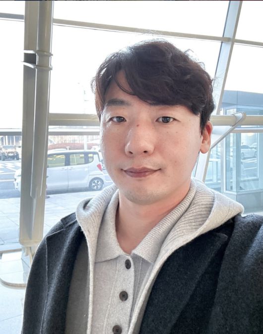 [OSEN=고척, 민경훈 기자] 16일 오후 서울 고척스카이돔에서 ‘2019 신한은행 MY CAR KBO리그' 키움 히어로즈와 NC 다이노스의 경기가 열렸다. 이 날 경기에서 키움은 6-4로 승리하며 이틀 연속 NC를 제압했다. 2위 키움은 3연승을 달리며 시즌 69승(46패) 째를 챙겼다. NC는 3연패. 시즌전적은 54승 56패를 기록했다.경기를 마치고 키움 오주원이 장정석 감독과 하이파이브를 하고 있다./rumi@osen.co.kr