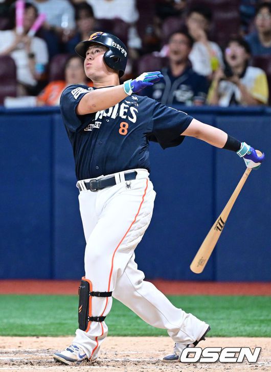 [OSEN=고척, 최규한 기자] 4일 서울 고척스카이돔에서 ‘2025 신한 SOL Bank KBO리그’ 키움 히어로즈와 한화 이글스의 경기가 열렸다.홈팀 키움은 라울 알칸타라, 방문팀 한화는 코디 폰세를 선발로 내세웠다.9회초 1사 주자없는 상황 한화 노시환이 역전 좌월 솔로포를 날리고 있다. 2025.07.04 / dreamer@osen.co.kr