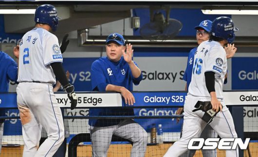 [OSEN=대구, 이석우 기자] 4일 대구삼성라이온즈파크에서 2025 신한 SOL 뱅크 KBO 리그 삼성 라이온즈와 LG 트윈스의 경기가 열렸다. 홈팀 삼성은 이승현이, 방문팀 LG는 송승기가 선발 출전했다. 삼성 라이온즈 류지혁과 김재성이 6회말 2사 1,2루 김지찬의 2타점 좌익수 앞 2루타때 득점을 올리고 하이파이브를 하고 있다. 2025.07.04 / foto0307@osen.co.kr