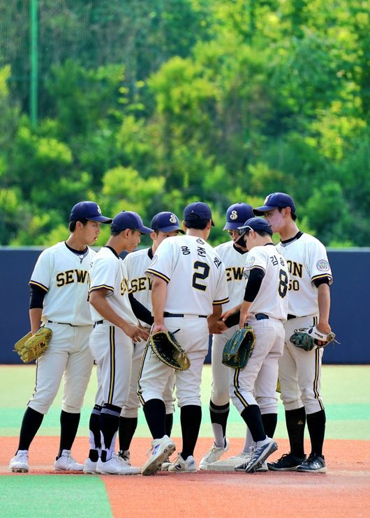 선발 등판한 3학년 송선현이 9이닝 동안 32명의 타자를 상대, 7피안타 2탈삼진 2사사구 1실점으로 완투를 했다. 타선에서는 김건민이 2타점, 김근영이 1타점을 올리는 등 선발 송선현을 도왔다. / 세원고