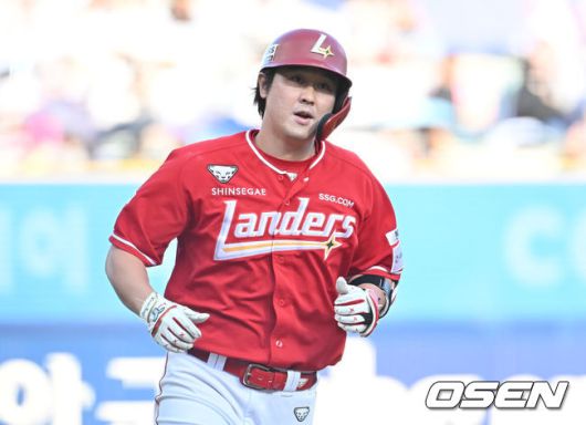 [OSEN=창원, 이석우 기자] 5일 창원NC파크에서 2025 신한 SOL 뱅크 KBO 리그 NC 다이노스와 SSG 랜더스의 경기가 열렸다. 홈팀 NC는 조민석이, 방문팀 SSG는 화이트가 선발 출전했다. SSG 랜더스 최정이 1회초 2사 좌월 솔로 홈런을 치고 그라운드를 돌고 있다. 2025.07.05 / foto0307@osen.co.kr