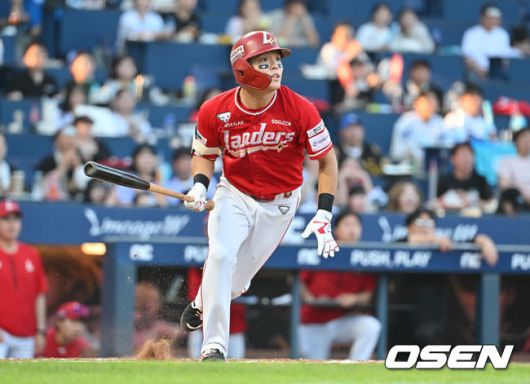 [OSEN=창원, 이석우 기자] 5일 창원NC파크에서 2025 신한 SOL 뱅크 KBO 리그 NC 다이노스와 SSG 랜더스의 경기가 열렸다. 홈팀 NC는 조민석이, 방문팀 SSG는 화이트가 선발 출전했다. SSG 랜더스 정준재가 4회초 2사 만루 우익수 오른쪽 2타점 안타를 치고 있다. 2025.07.05 / foto0307@osen.co.kr