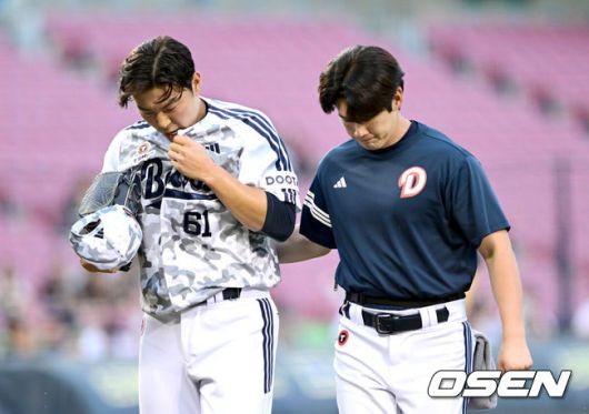 [OSEN=잠실, 최규한 기자] 24일 서울 잠실야구장에서 ‘2025 신한 SOL Bank KBO리그’ 두산 베어스와 SSG 랜더스의 경기가 열렸다.홈팀 두산은 최원준, 방문팀 SSG은 미치 화이트를 선발로 내세웠다.3회초 무사 SSG 정준재 타석 때 두산 선발 최원준이 손가락에 불편함을 느껴 마운드에서 내려오고 있다. 2025.06.24 / dreamer@osen.co.kr