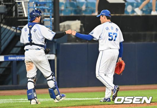 [OSEN=대구, 이석우 기자] 4일 대구삼성라이온즈파크에서 2025 신한 SOL 뱅크 KBO 리그 삼성 라이온즈와 LG 트윈스의 경기가 열렸다. 홈팀 삼성은 이승현이, 방문팀 LG는 송승기가 선발 출전했다. 삼성 라이온즈 이승현이 8회초 1사 1루 LG 트윈스 김주성을 1루수 직선타로 병살로 잡고 김재성과 하이파이브를 하고 있다. 2025.07.04 / foto0307@osen.co.kr