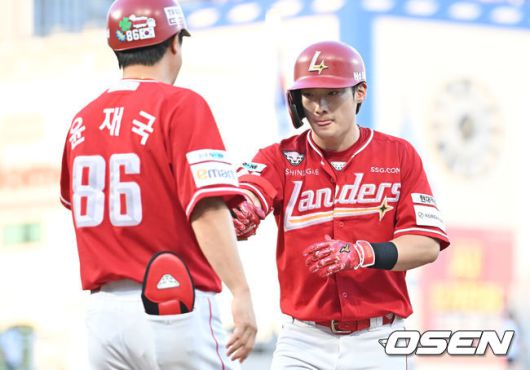 [OSEN=창원, 이석우 기자] 5일 창원NC파크에서 2025 신한 SOL 뱅크 KBO 리그 NC 다이노스와 SSG 랜더스의 경기가 열렸다. 홈팀 NC는 조민석이, 방문팀 SSG는 화이트가 선발 출전했다. SSG 랜더스 최지훈이 4회초 2사 만루 우익수 앞 2타점 안타를 치고 하이파이브를 하고 있다. 2025.07.05 / foto0307@osen.co.kr