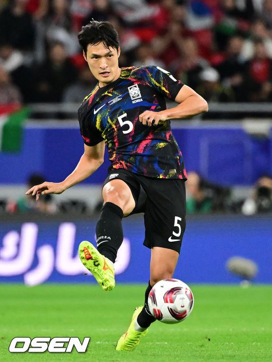 [OSEN=알라이얀(카타르), 지형준 기자] 한국이 결승 진출에 실패했다.위르겐 클린스만 감독이 이끄는 대한민국 축구대표팀은 7일 0시(한국시간) 카타르 알라이얀 아흐마드 빈 알리 스타디움에서 요르단과 2023 아시아축구연맹(AFC) 카타르 아시안컵 4강전을 치러 0-2로 패했다. 결승 진출에 실패했다. 동시에 64년 만의 우승도 일궈내지 못했다.후반 박용우가 교체돼 벤치에서 경기를 지켜보고 있다. 2024.02.07 / jpnews.osen.co.kr