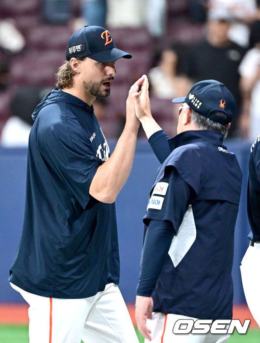 [OSEN=고척, 최규한 기자] 프로야구 한화 이글스가 전반기 마지막 주말 3연전을 모두 쓸어담으며 전반기 1위를 확정했다.한화는 6일 서울 고척스카이돔에서 열린 ‘2025 신한은행 SOL Bank KBO리그’ 키움 히어로즈와의 경기에서 10-1로 승리했다. 이날 승리로 3연승을 달리며 시리즈 스윕에 성공한 한화는 49승 2무 33패 승률 .598을 기록하며 남은 전반기 3경기 결과에 상관없이 전반기 최소 공동 1위를 확정했다. 빙그레 시절이던 1992년 6월 18일 전반기를 1위로 마감한 이후 1만2072일 만에 전반기 1위를 달성했다.경기를 마치고 승리한 한화 승리투수 와이스와 김경문 감독이 인사를 나누고 있다. 2025.07.06 / dreamer@osen.co.kr