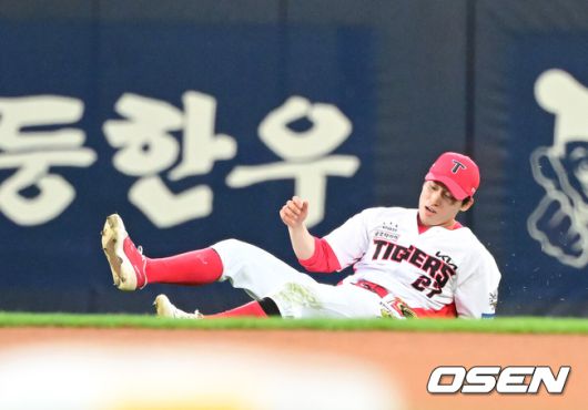 호수비를 펼치는 김호령./OSEN DB