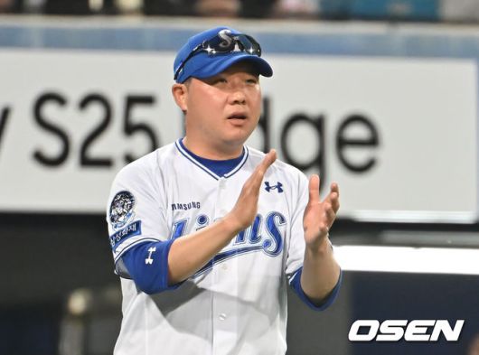 [OSEN=대구, 이석우 기자] 25일 대구삼성라이온즈파크에서 2025 신한 SOL 뱅크 KBO 리그 삼성 라이온즈와 한화 이글스의 경기가 열렸다. 홈팀 삼성은 후라도가, 방문팀 한화는 와이스가 선발 출전했다. 삼성 라이온즈 박진만 감독이 한화 이글스에 7-2로 승리한 후 기쁨을 나누고 있다. 2025.06.25 / foto0307@osen.co.kr