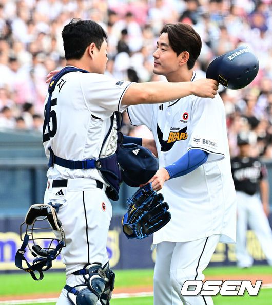 [OSEN=잠실, 지형준 기자] 6일 오후 서울 잠실구장에서 ‘2025 신한 SOL Bank KBO리그’ 두산 베어스와 KT 위즈의 경기가 열렸다.두산은 최승용, KT는 엔마누엘 데 헤이수스를 선발로 내세웠다.두산은 이날 2024시즌을 끝으로 은퇴를 선언한 김재호의 은퇴식을 개최한다. 은퇴식 테마는 ‘베어스 올타임 No.1 유격수 김재호’이다. 김재호는 은퇴선수 특별 엔트리를 통해 1군 엔트리에도 이름을 올렸다.1회 김재호가 교체되며 두산 양의지와 포옹을 하고 있다. 2025.07.05 /