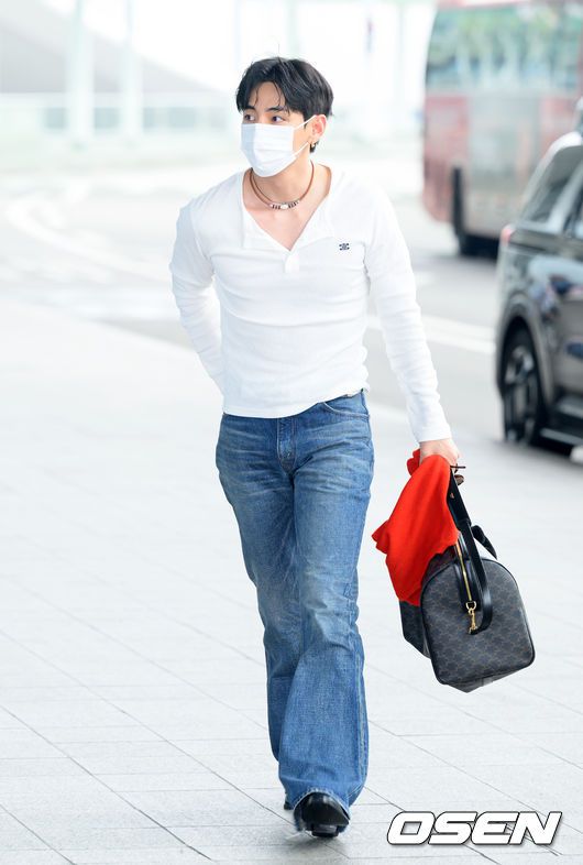 입대 전 댄디한 패션으로 출국하는 뷔 사진=민경훈 기자 /rumi.osen.co.kr