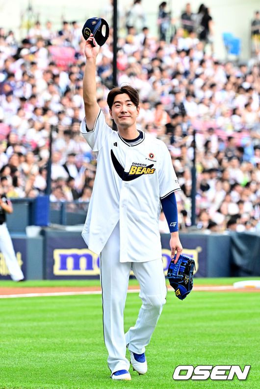 [OSEN=잠실, 지형준 기자] 6일 오후 서울 잠실구장에서 ‘2025 신한 SOL Bank KBO리그’ 두산 베어스와 KT 위즈의 경기가 열렸다.두산은 최승용, KT는 엔마누엘 데 헤이수스를 선발로 내세웠다.두산은 이날 2024시즌을 끝으로 은퇴를 선언한 김재호의 은퇴식을 개최한다. 은퇴식 테마는 ‘베어스 올타임 No.1 유격수 김재호’이다. 김재호는 은퇴선수 특별 엔트리를 통해 1군 엔트리에도 이름을 올렸다.1회초 2사에서 김재호가 교체되며 팬들에게 인사를 하고 있다. 2025.07.05 /jpnews@osen.co.kr
