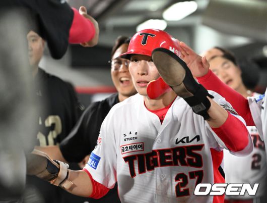 득점하고 동료들의 축하를 받는 김호령./OSEN DB