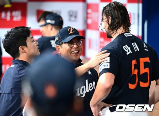 [OSEN=고척, 최규한 기자] 6일 서울 고척스카이돔에서 ‘2025 신한 SOL Bank KBO리그’ 키움 히어로즈와 한화 이글스의 경기가 열렸다.홈팀 키움은 박주성, 방문팀 한화는 라이언 와이스를 선발로 내세웠다.6회말 키움 공격을 무실점으로 막아낸 한화 선발 와이스가 더그아웃에서 양상문 투수코치와 대화를 나누고 있다. 2025.07.06 / dreamer@osen.co.kr